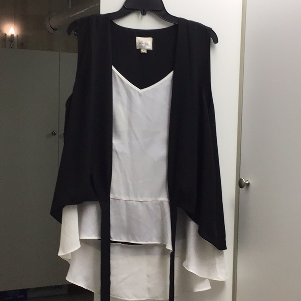 ONE PIECE TANK TOP THAT LOOKS LIKE TWO PIECES.  BLACK AND WHITE - Picture 2 of 10